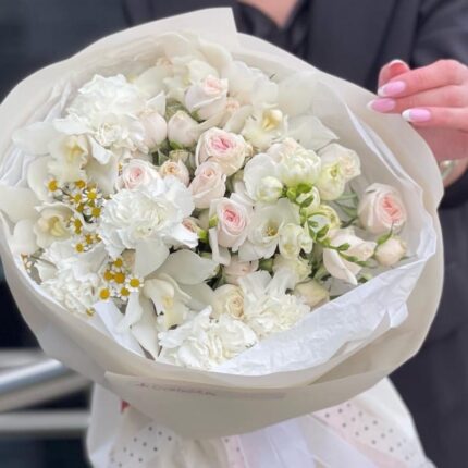 Сборный букет роз и орхидей "Пломбир"