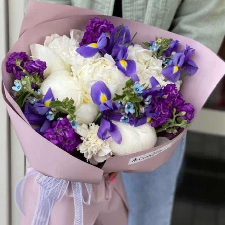 Букет из белых пионов и ирисов "Анютины глазки"