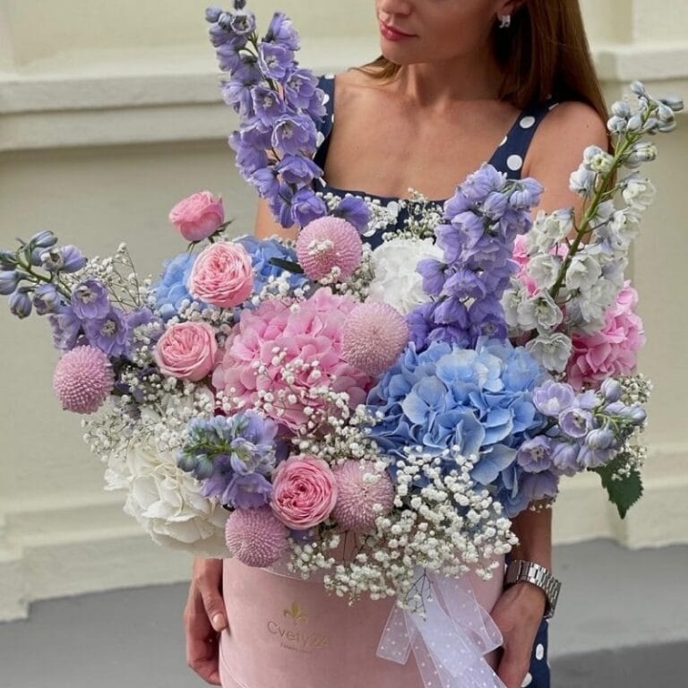 Букет в шляпной коробке из гортензии