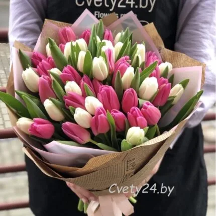 Букет из белых и розовых тюльпанов "Магия чувств"