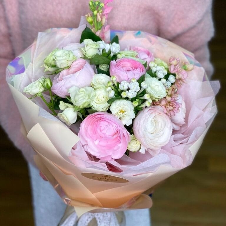 Букет из ранункулюсов и кустовой розы "Скоро встретимся"