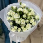 Букет из белых кустовых роз "Летнее настроение"