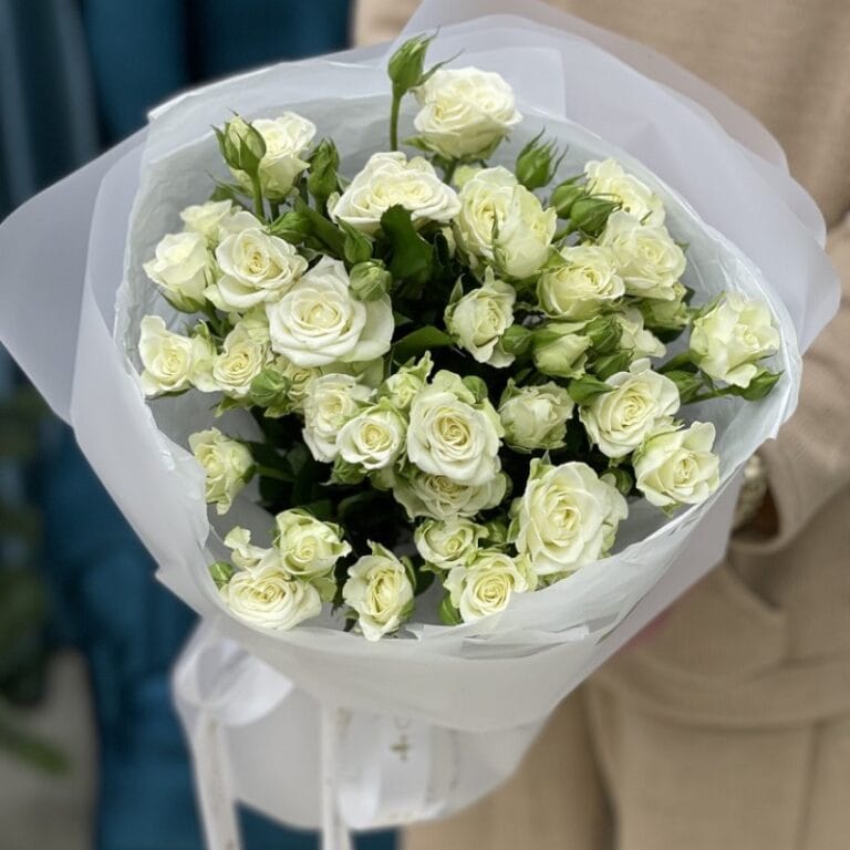 Букет из белых кустовых роз "Летнее настроение"