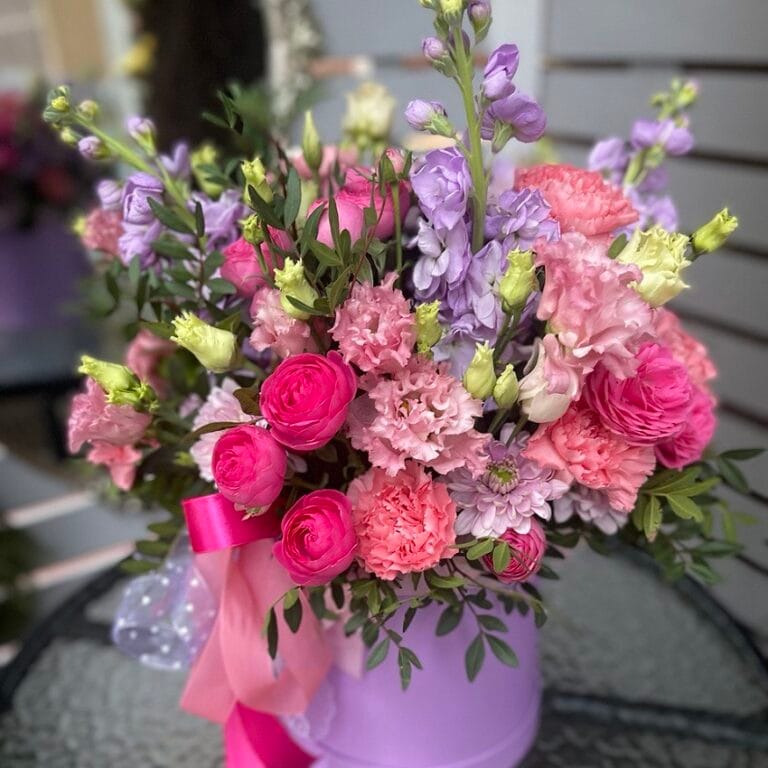 Букет из пионов в шляпной коробке "Самой любимой"