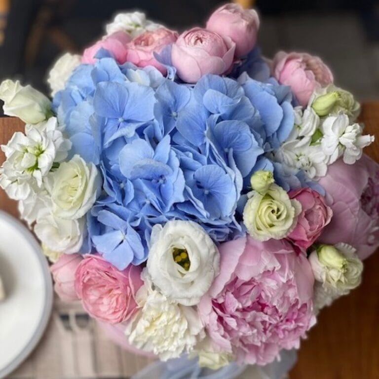 гортензии и эустом в шляпной коробке "Мадемуазель"