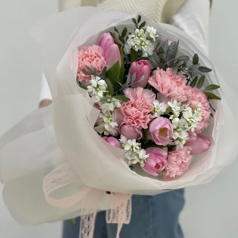 Букет из тюльпанов и гвоздик "Апрель"