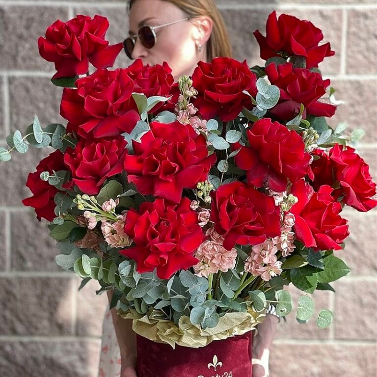 Букет из роз и маттиолы "Багряная"