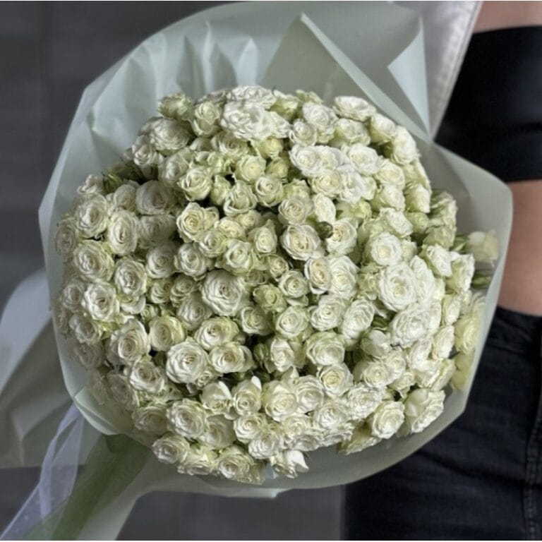 Букет из белых кустовых роз "Белоснежка"