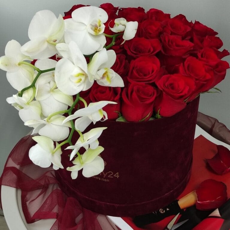 Композиция в шляпной коробке из роз и орхидей "Брутальная"