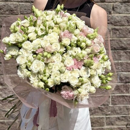 Букет из кустовых роз и эустом "Душевный"