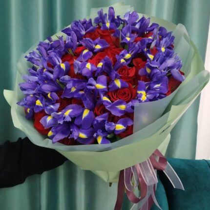 Букет из красных роз и ирисов "Фэнтази"