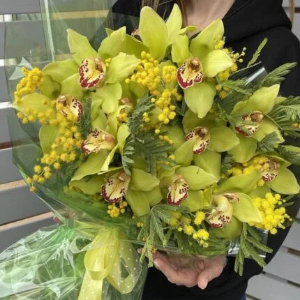 Букет из орхидей и мимозы "Янтарный"