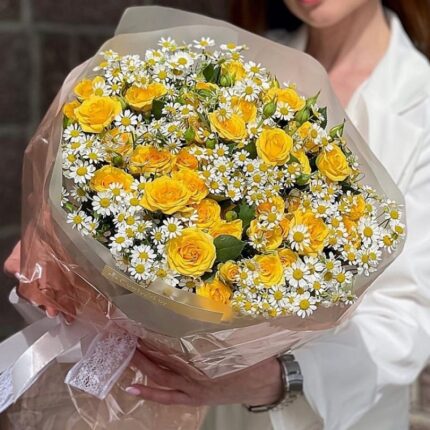 Букет из кустовой розы и ромашек "Желанной"