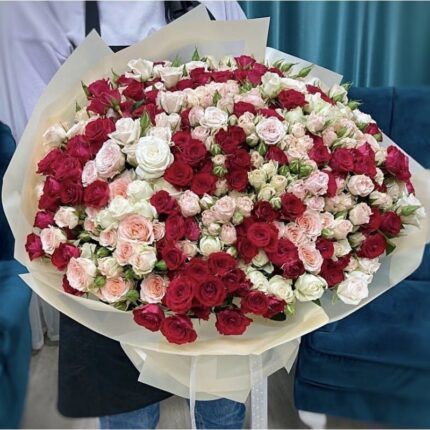 Букет из кустовых роз "Лаура"