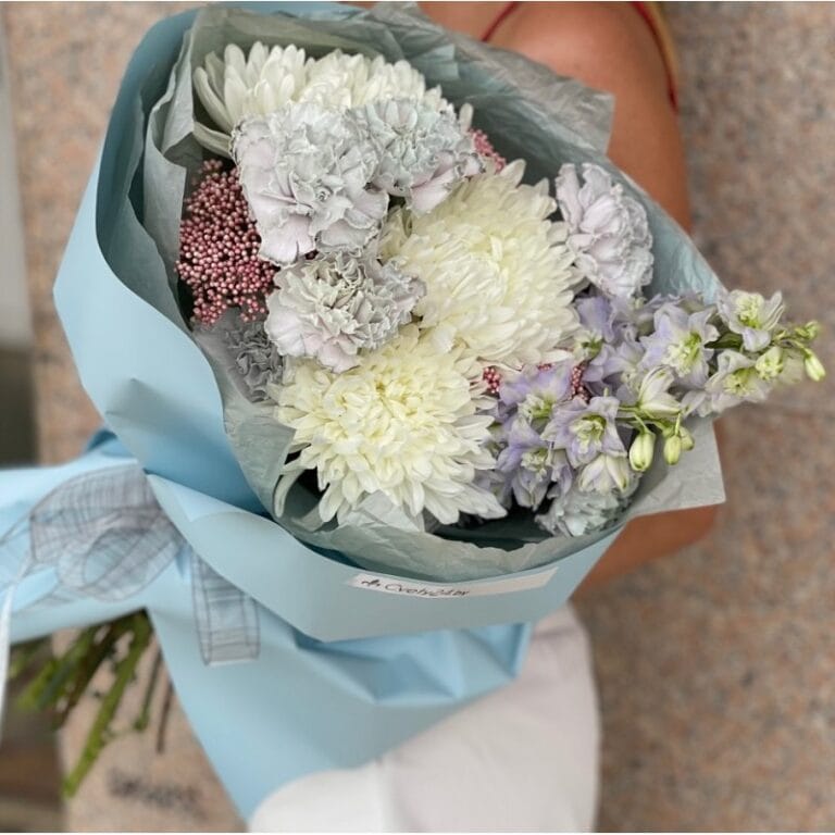 Букет из хризантем и гвоздик "Легкий бриз"