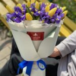 Букет из желтых тюльпанов и ирисов "Любимой маме"