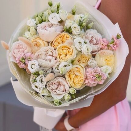 Букет из кустовой розы и эустом "Лучистый"