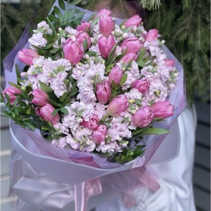 Букет из тюльпанов и маттиолы "Майский"