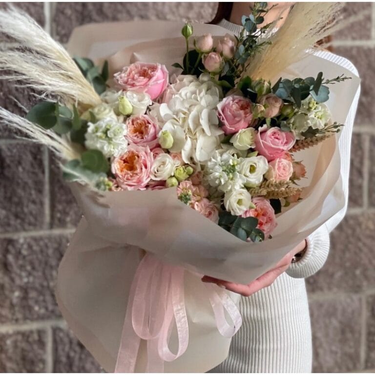 Букет из гортензии и кустовой розы "Марсель"