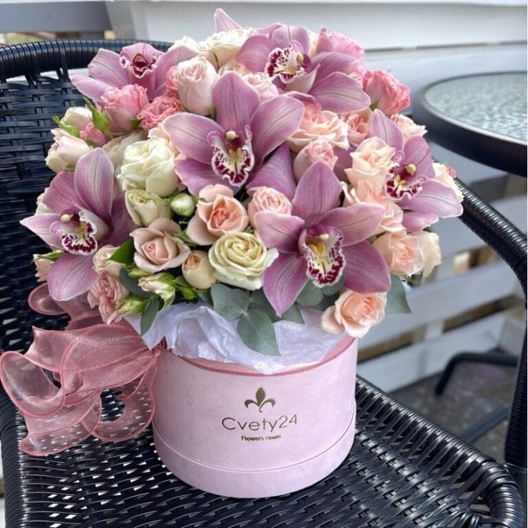 Букет из кустовых роз в шляпной коробке "Моя слабость"