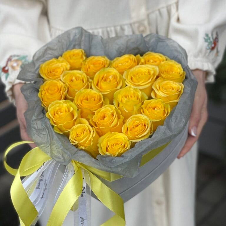 Композиция в виде сердца из роз "Настоящей леди"