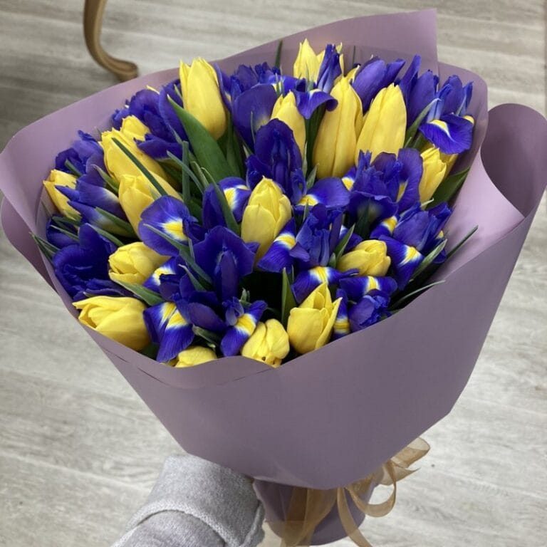 Букет из ирисов и тюльпанов "Песня Леля"