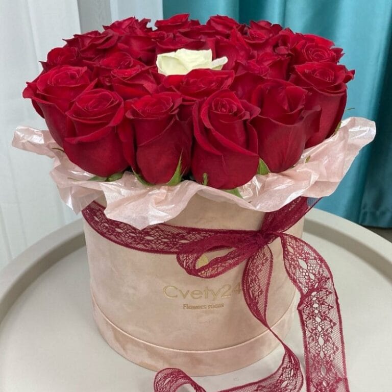 Букет из роз в шляпной коробке "Потому что люблю!"