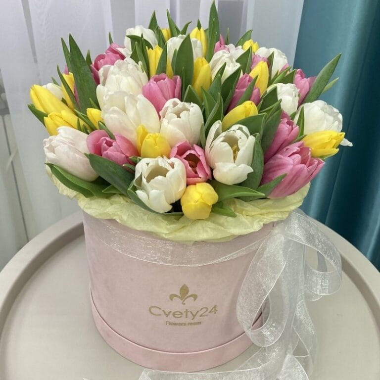 Композиция в шляпной коробке из разноцветных тюльпанов "Приятная неожиданность"