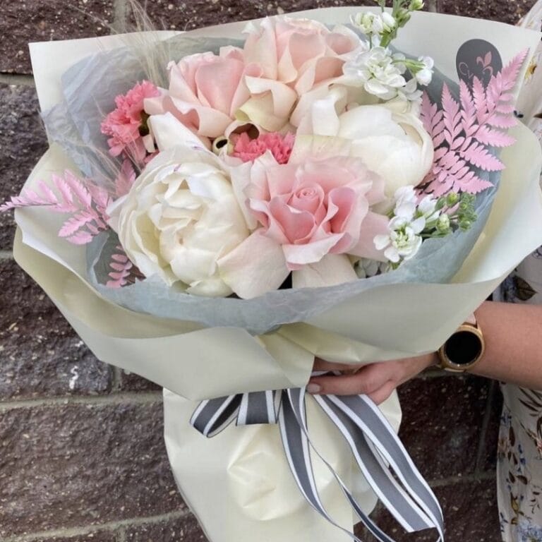 Букет из гвоздик и пионов "Розалия"