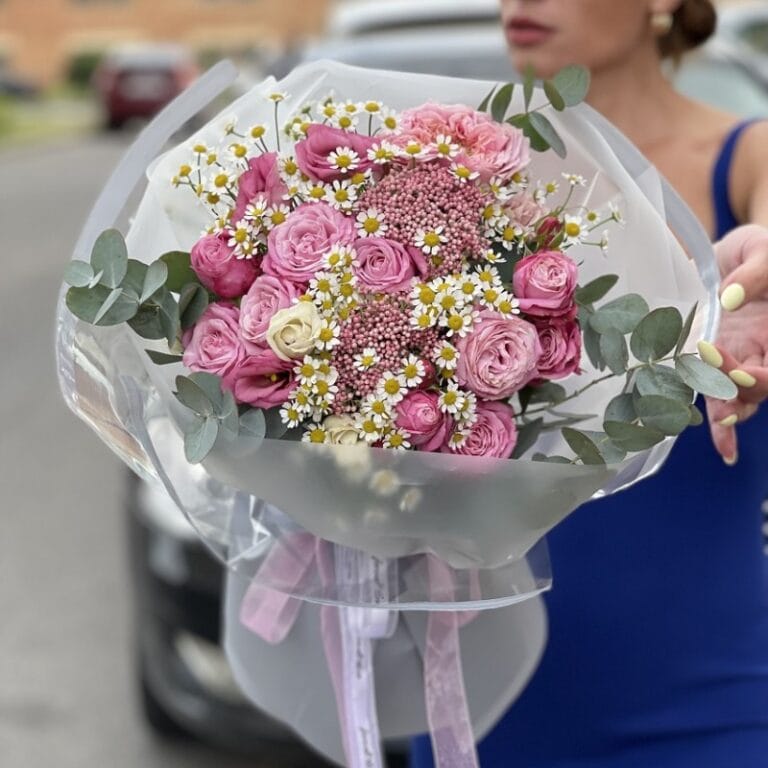 Букет из эустомы и роз "С твоим днём"