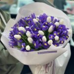 Букет из белых тюльпанов и ирисов "С уважением..."