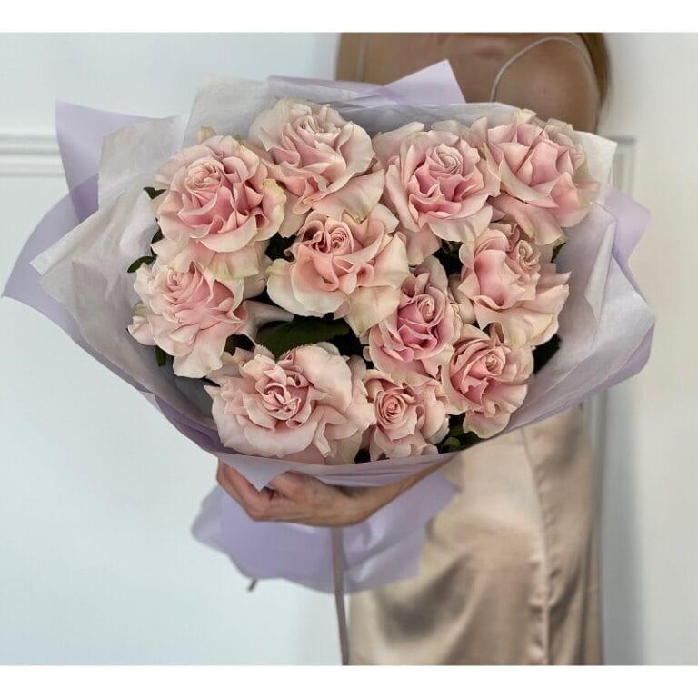 Букет из розовых роз "Шерше ля фам"