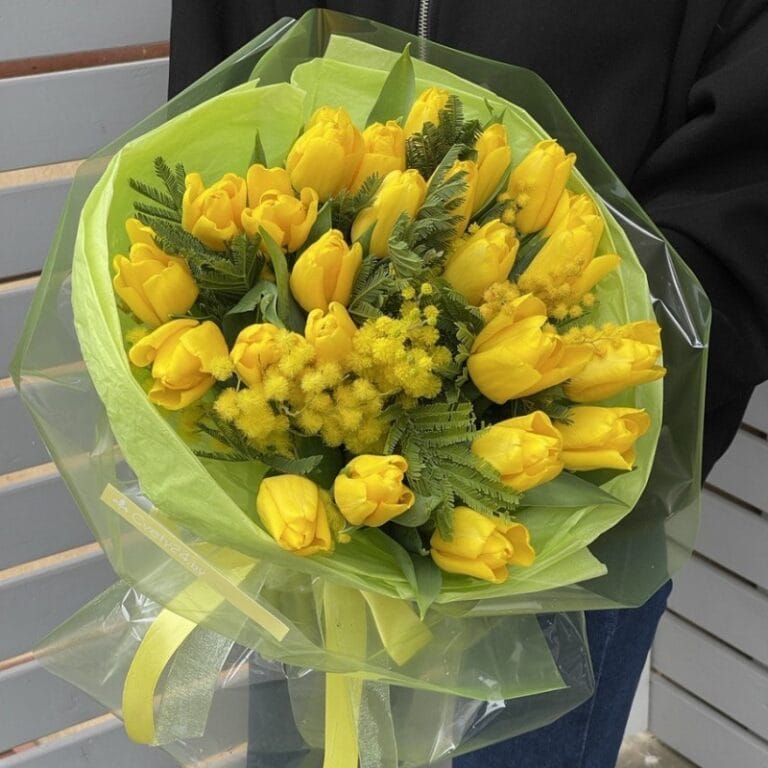 Букет из тюльпанов и мимозы "Солнечный зайчик"