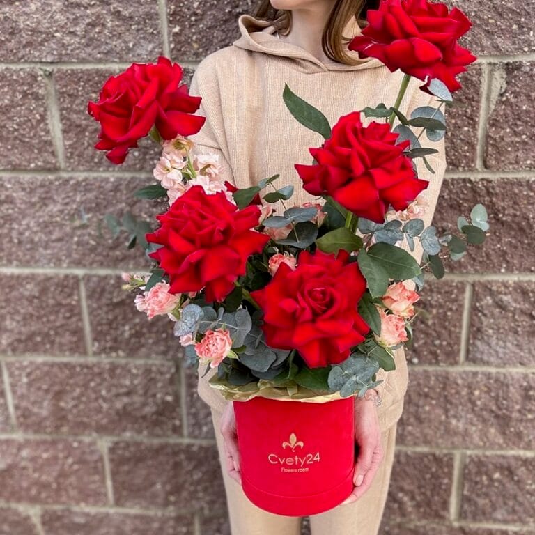 Композиция из роз и маттиолы в шляпной коробке "Валентинка"