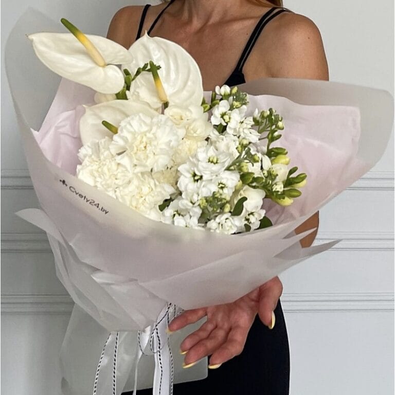 Сборный букет из гвоздик и антуриума "Вальс"