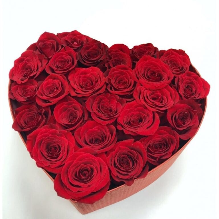 Композиция в виде сердца из красных роз "Всегда вместе"